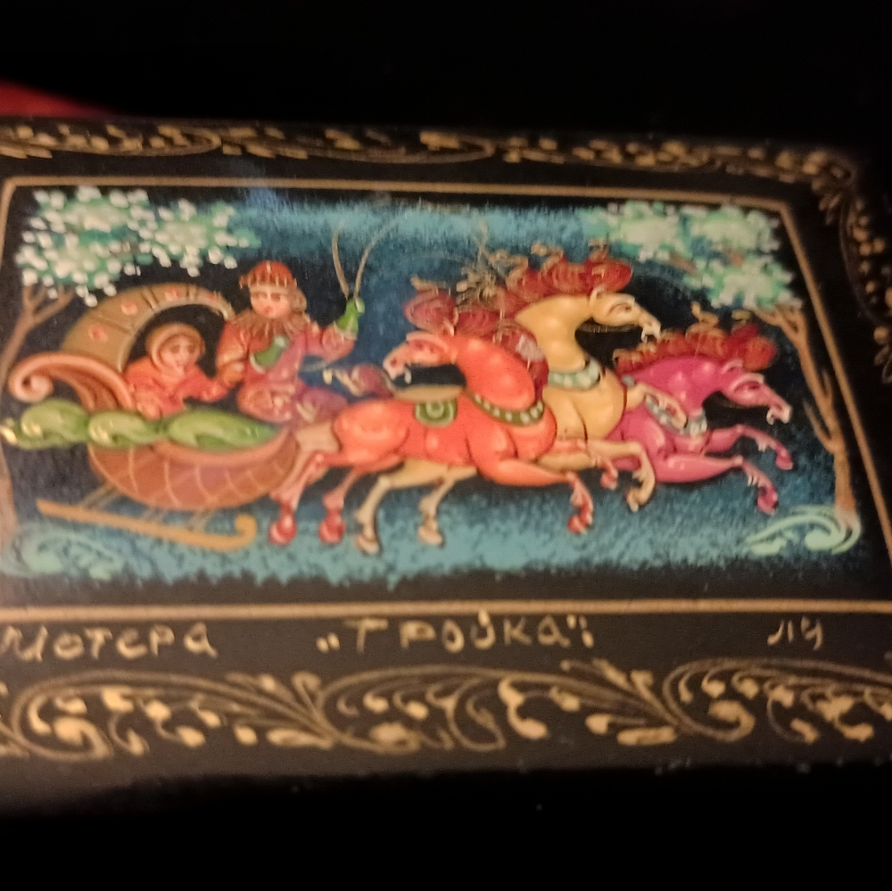 Hand-Painted Black Lacquer Trinket Boxe with Floral & Folklore Scene & Pin - Picture 6 of 9